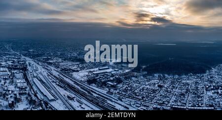 Vista panoramica aerea del deposito ferroviario Kharkov-Sorting stazione coperta di neve con vista urbana e panoramico freddo cielo nuvoloso in inverno. Kharkiv, Regno Unito Foto Stock