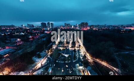 Vista panoramica aerea del centro di Kharkiv popolare parco ricreativo Sarzhyn Yar con luci e quartiere residenziale. Giardino botanico sorgente d'acqua a n Foto Stock