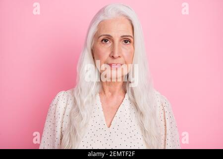 Ritratto di attraente contenuto grigio-capelli donna con blusa pinup isolato sfondo di colore pastello rosa Foto Stock