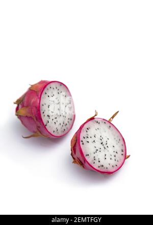 Due metà di un frutto drago con polpa bianca. Il frutto rosa di pitaya è a basso contenuto di calorie, ricco di vitamine e minerali essenziali, e contiene cibi dietetici Foto Stock