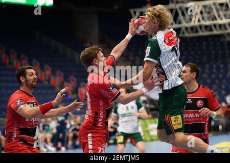 Hannover, Germania. 25 Feb 2021. Pallamano: Bundesliga, TSV Hannover-Burgdorf - MT Melsungen, giorno 9 alla ZAG Arena. Alfred Jönsson (r) di Hannover gioca contro Timo Kastening di Melsungen. Credit: Swen Pförtner/dpa/Alamy Live News Foto Stock