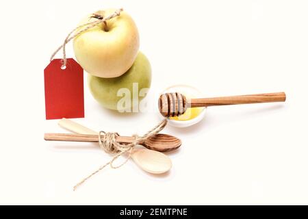 Set di frutta, cucchiai di legno e cartellino di prezzo rosso vuoto. Composizione di mele e posate rustiche. Eco shopping e prodotti autunnali concetto. Mele e miele isolati su sfondo bianco, copia spazio. Foto Stock