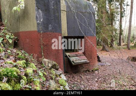 Una foto di un vecchio cassonetto di cemento proveniente dalla fortificazione ceca. Mai usato per la battaglia. Foto Stock