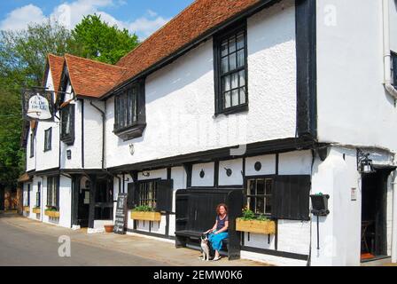 Xii secolo "Ye Olde Bell' Inn, High Street, Hurley, Berkshire, Inghilterra, Regno Unito Foto Stock