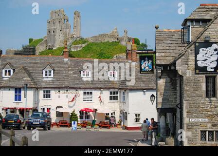 Vista del villaggio e del castello, Corfe Castle, Dorset, Inghilterra, Regno Unito Foto Stock