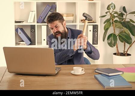 Utente infastidito. Connessione Internet lenta. Software obsoleto. Ritardo del computer. Sistema di ritardo. Odiare la routine dell'ufficio. Uomo sopportato schiacciare il computer. Distruggi il notebook. Lavoro odioso. Computer difettoso. Responsabile MAD. Foto Stock