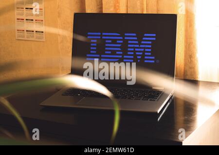 Kharkov, Ucraina - 23 febbraio 2021: Logo IBM sullo schermo del laptop. Foto di alta qualità Foto Stock