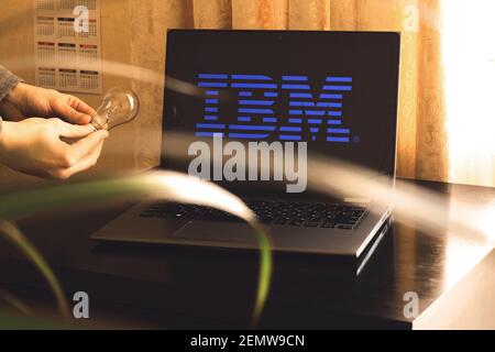 Kharkov, Ucraina - 23 febbraio 2021: Logo IBM sullo schermo del laptop. Foto di alta qualità Foto Stock