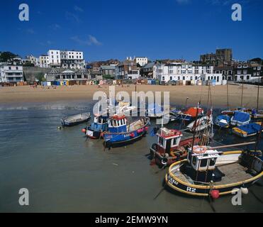 Inghilterra. Kent. Broadstairs. Vista dalla spiaggia con barche da pesca sulla sabbia. Foto Stock