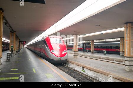 FIRENZE, ITALIA - FEBBRAIO 16 2021: Treno ad alta velocità Frecciarossa che entra in stazione. Si tratta di uno dei treni più veloci del mondo. Foto Stock