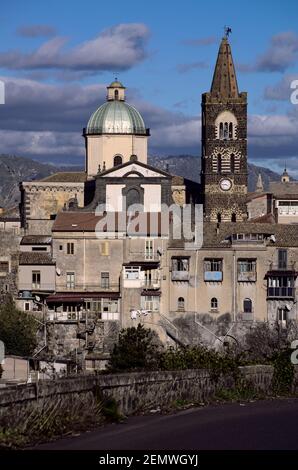 Visualizza borgo medievale in Sicilia vecchia chiesa e monumenti di Randazzo città Foto Stock