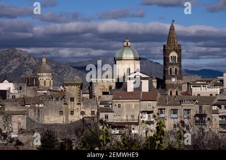 Visualizza borgo medievale in Sicilia vecchia chiesa e monumenti di Randazzo città Foto Stock