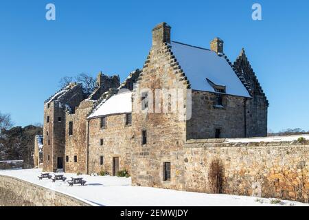 Aberdour Castle in un giorno di inverni soleggiati, Fife Scotland Foto Stock