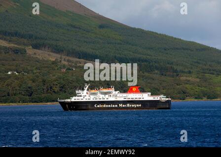 Caledonian MacBrayne traghetto MV Caledonian Isles al largo della costa dell'isola di Arran, Firth di Clyde, Scozia Foto Stock