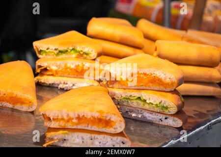 Mercato alimentare di strada in Asia. Panini con diversi ripieni sul bancone. Foto Stock