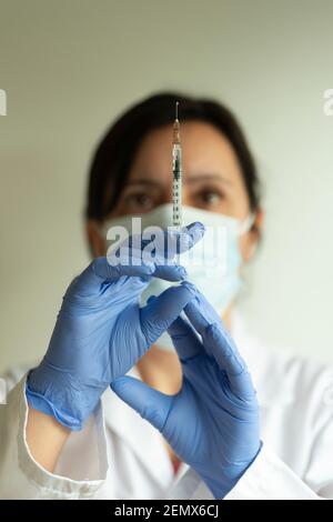 Infermiere, medico femminile tiene siringa- Covid -19 va Foto Stock