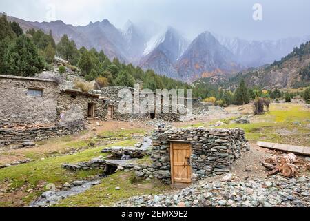 Edifici in pietra nelle montagne di Karakorum tempo nuvoloso Foto Stock