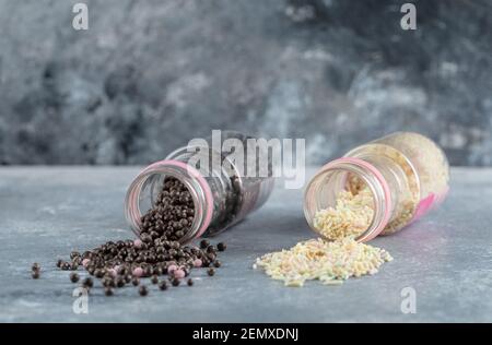 Cioccolato e spolverini per decorazione su sfondo marmoreo Foto Stock