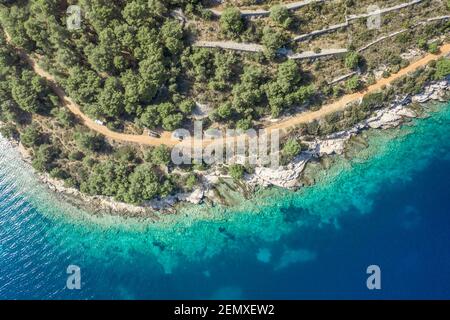 Drone aereo colpo di strada dalla costa adriatica su Vis Isola in Croazia ora estiva Foto Stock