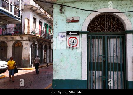 Edifici storici lungo Avenida A e porta su Calle 2A Oueste, casco Viejo, Panama City, Panama Foto Stock