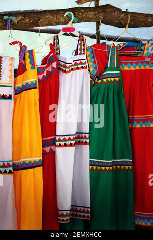 Abiti tradizionali indossati da donne Ngobe Bugle in vendita nel mercato settimanale, Boquete, Chiriqui, Panama Foto Stock