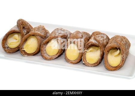 Cannoli con crema di limone siciliana ripieno di bianco piastra - sfondo bianco Foto Stock