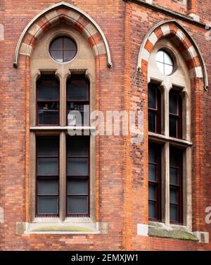 Dettagli sul lato Midland Rd del St Pancras Renaissance London Hotel; ex Midland Grand Hotel, progettato da George Gilbert Scott nel 1876 Foto Stock