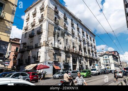 Napoli, Italia - 7 settembre 2019: Via di vecchi edifici con traffico e gente intorno nel centro storico di Napoli, Italia Foto Stock