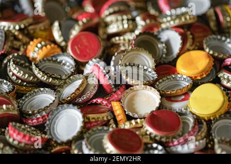Pila di tappi per bottiglie di birra in alluminio usati per il riciclaggio dei metalli, rifiuti riciclaggio dei rifiuti Foto Stock