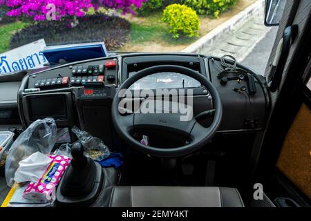 Vista dall'abitacolo di un autobus turistico in Thailandia. Foto Stock