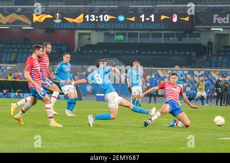 Napoli, Campania, Italia. 25 Feb 2021. LO SPAGNOLO FABIAN RUIZ DEL NAPOLI SEGNA LA SECONDA RETE al GRANADA.durante la partita di calcio della Lega europea SSC Napoli vs FC Granada il 25 febbraio 2021 allo stadio Diego Armando Maradona di Napoli. Credit: Fabio Sasso/ZUMA Wire/Alamy Live News Foto Stock