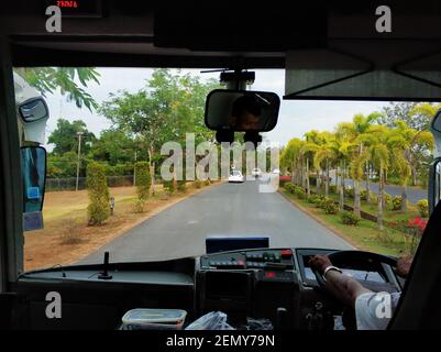 Vista dall'abitacolo di un autobus turistico in Thailandia. Foto Stock