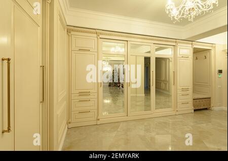 Moderna e lussuosa sala d'ingresso beige e dorata Foto Stock