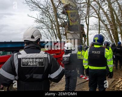 Steeple Claydon, Buckinghamshire, Regno Unito. 24 febbraio 2021. Oggi gli attivisti anti HS2 che vivono in Poors Piece Wood sono stati sfrattati da case di alberi in una grande operazione di polizia Thames Valley. Lo sfratto è iniziato ieri, quando il National Eviction Team Bailiffs lavora per HS2 presumibilmente aggredito un certo numero di attivisti e uno di loro rimane in ospedale. Gli attivisti anti HS2 hanno vissuto nel bosco a Poors pezzo con il permesso del proprietario terriero Clive Higgins che è più infelice per il modo in cui HS2 hanno gestito lo sfratto. Il controverso Foto Stock