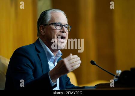 Grandi aziende redditizie. 25 Feb 2021. Il senatore degli Stati Uniti Mike Braun (repubblicano dell'Indiana), parla durante un'audizione del Comitato di bilancio del Senato su Capitol Hill a Washington, giovedì 25 febbraio 2021, esaminando i salari di grandi società redditizie. Credit: Susan Walsh /Pool via CNP | usage worldwide Credit: dpa/Alamy Live News Foto Stock
