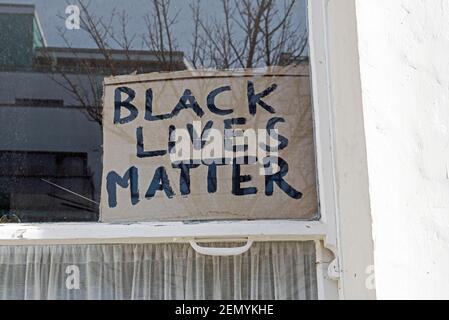 Black Lives Matter slogan scritto su cartone e il segno visualizzato nella finestra, Highbury, London Borough of Islington, Inghilterra Gran Bretagna Foto Stock