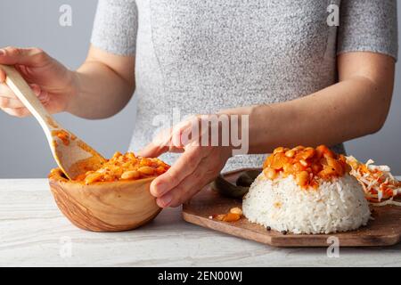 Stufato di fagiolo sopra il pilaf di riso conosciuto come Pilav ustu kuru Il Fasulye è un piatto popolare in Turchia dove i fagioli di haricot stufato con spezie e salsa di pomodoro è trans Foto Stock