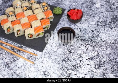 Set sushi con wasabi e zenzero su vassoio di pietra nera. Vista dall'alto. Vista dall'alto Foto Stock