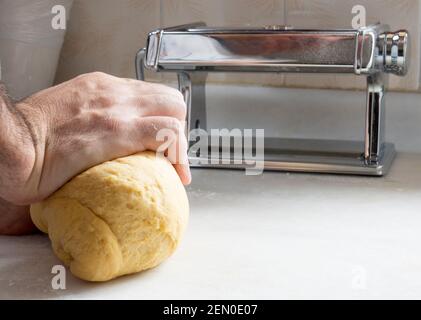 pasta, mano maschile, macchina per la preparazione di pasta Foto Stock