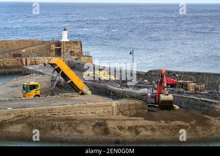 Banff Harbour, Aberdeenshire, Regno Unito. 25 Feb 2021. REGNO UNITO. Questa è la scena attuale a Banff, mentre le riparazioni sono in corso al crollo parziale nel 2017. Lochshell Engineering di Wick ha ricevuto il contratto di £1.3m per la riparazione. Al fine di riparare i moli ecc devono costruire una temporanea a forma di V barricata d'acqua che non permetterà l'accesso in o fuori del porto fino a quando si spera finito il 18 agosto 2021. Credit: JASPERIMAGE/Alamy Live News Foto Stock