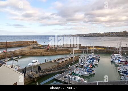 Banff Harbour, Aberdeenshire, Regno Unito. 25 Feb 2021. REGNO UNITO. Questa è la scena attuale a Banff, mentre le riparazioni sono in corso al crollo parziale nel 2017. Lochshell Engineering di Wick ha ricevuto il contratto di £1.3m per la riparazione. Al fine di riparare i moli ecc devono costruire una temporanea a forma di V barricata d'acqua che non permetterà l'accesso in o fuori del porto fino a quando si spera finito il 18 agosto 2021. Credit: JASPERIMAGE/Alamy Live News Foto Stock