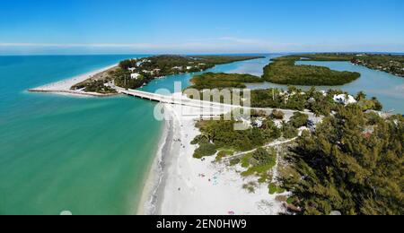 Vista aerea del ponte stradale tra Captiva Island e Sanibel Island in Lee County, Florida, Stati Uniti Foto Stock