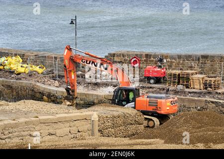 Banff Harbour, Aberdeenshire, Regno Unito. 25 Feb 2021. REGNO UNITO. Questa è la scena attuale a Banff, mentre le riparazioni sono in corso al crollo parziale nel 2017. Lochshell Engineering di Wick ha ricevuto il contratto di £1.3m per la riparazione. Al fine di riparare i moli ecc devono costruire una temporanea a forma di V barricata d'acqua che non permetterà l'accesso in o fuori del porto fino a quando si spera finito il 18 agosto 2021. Credit: JASPERIMAGE/Alamy Live News Foto Stock