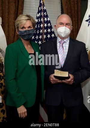 L'ex Governatore del Michigan Jennifer Granholm si trova con suo marito Dan Mulhern dopo essere stato giurato come Segretario dell'energia nel Eisenhower Executive Office Building alla Casa Bianca a Washington il 25 febbraio 2020. Foto di Yuri Grippas/ABACAPRESS.COM Foto Stock