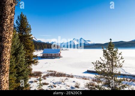 Splendida vista invernale sul lago Maligne Boathouse, nel Jasper National Park, Canada Foto Stock