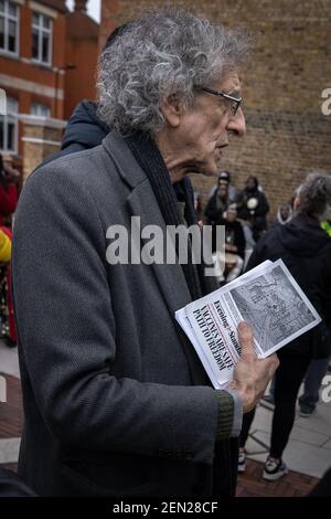 Piers Corbyn partecipa a un evento musicale anti-lock-down a Brixton che consegna il suo controverso Covid-19 "Auschwitz opuscolo". Londra, Regno Unito. Foto Stock