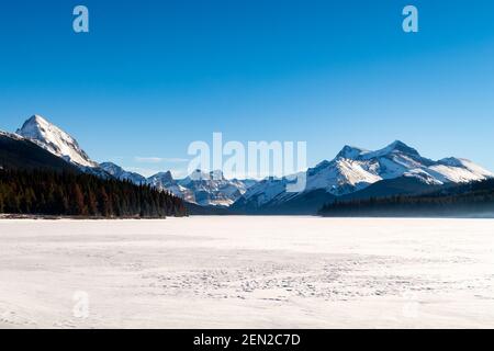 Bella vista invernale del lago Maligne nel Jasper National Park, Canada Foto Stock