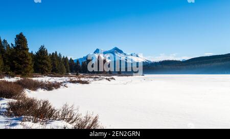 Bella vista invernale del lago Maligne nel Jasper National Park, Canada Foto Stock