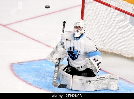 Riga, Lettonia. 25 Feb 2021. Alexei Kolosov, portiere di Dinamo Minsk, cerca di risparmiare durante la partita di hockey su ghiaccio della Kontinental Hockey League (KHL) del 2020-2021 tra Dinamo riga e Dinamo Minsk a riga, Lettonia, 25 febbraio 2021. Credit: Edijs Palens/Xinhua/Alamy Live News Foto Stock