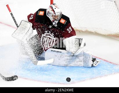 Riga, Lettonia. 25 Feb 2021. Janis Voris, portiere di Dinamo riga, cerca di risparmiare durante la partita di hockey su ghiaccio della Kontinental Hockey League (KHL) del 2020-2021 tra Dinamo riga e Dinamo Minsk a riga, Lettonia, 25 febbraio 2021. Credit: Edijs Palens/Xinhua/Alamy Live News Foto Stock